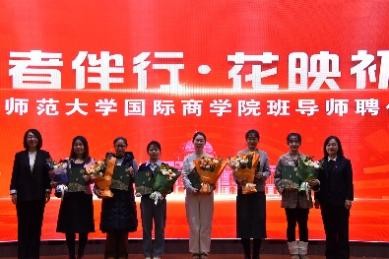 一群人站在一起  AI 生成的内容可能不正确。